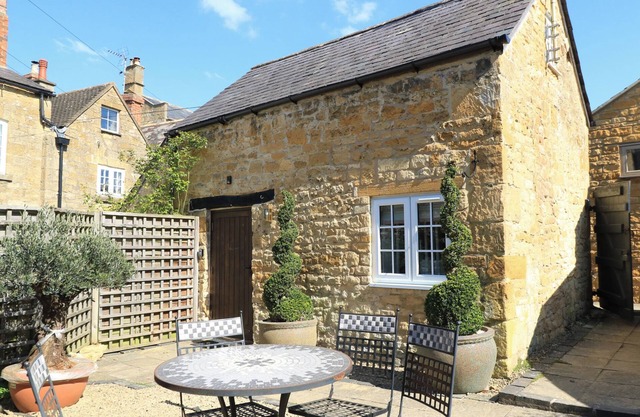 THE BOLT HOLE, pet friendly, character holiday cottage in Broadway