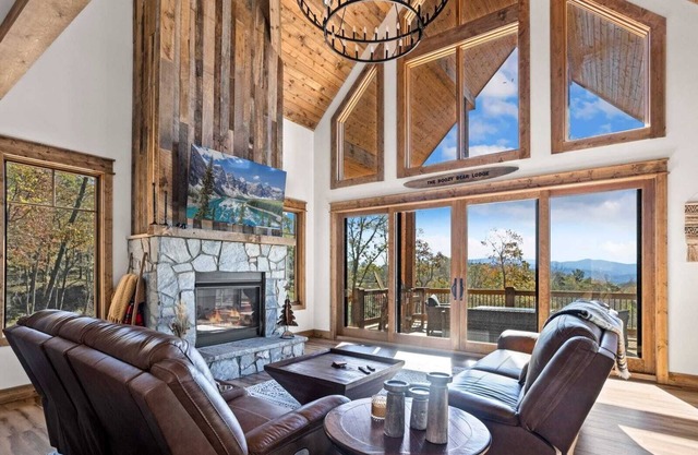 The Boozy Bear Lodge - Luxury Mountain Cabin in The Lodges at Eagles Nest