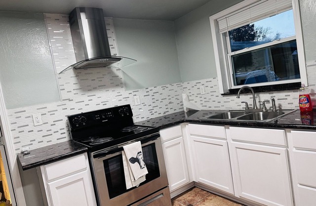 The Bovine Cottage- Centrally located to major sight seeing, hospitals, and TAFB