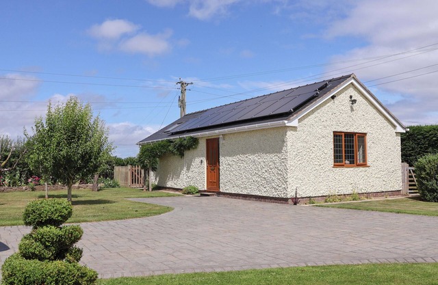 THE BRAMBLES, pet friendly, with a garden in Holt, North Wales