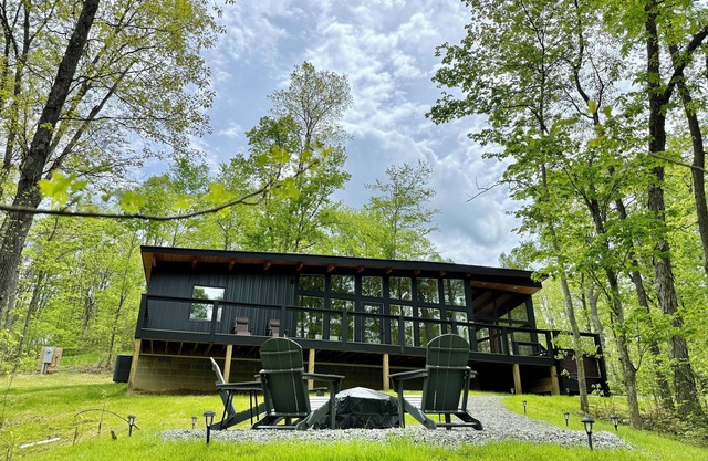 The Briar House-a modern, stylish, spacious romantic cabin w/hot tub & trails!