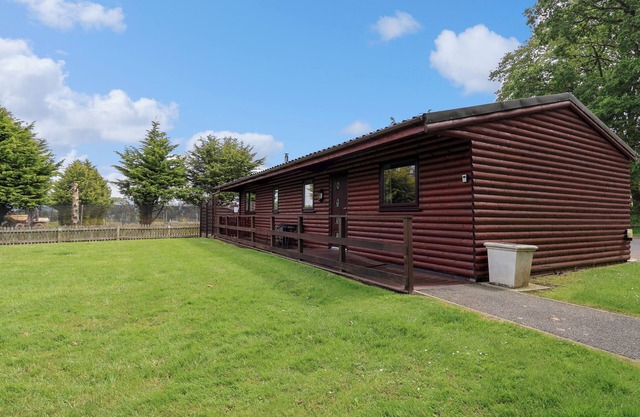 THE BUCK, pet friendly, with hot tub in St Asaph