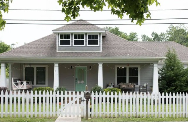 The Burns Bungalow - Small Town Charm Near Nashville and State Park