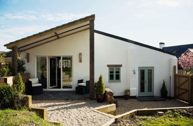 The Burrow, contemporary, detached farm cottage, rural setting - 4m to beach.