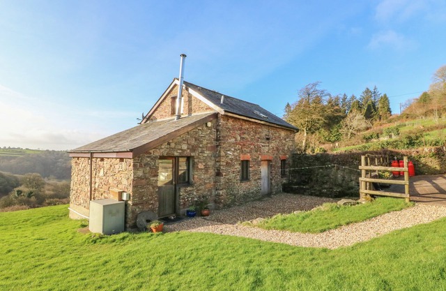 THE BYRE, family friendly, character holiday cottage in Combe Martin