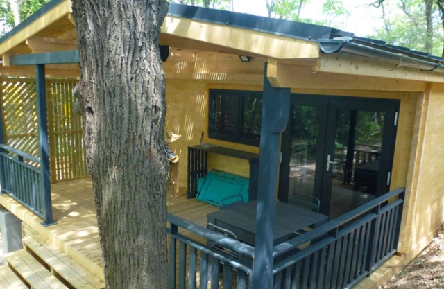 THE CABIN IN AN IDYLLIC SETTING IN THE HEART OF NATURE