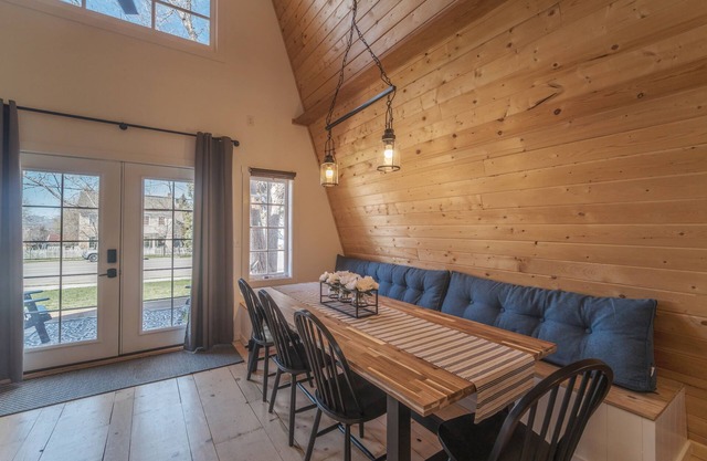 The Cabin on Main St., A Quiet Getaway with whole family, History. Pet friendly.