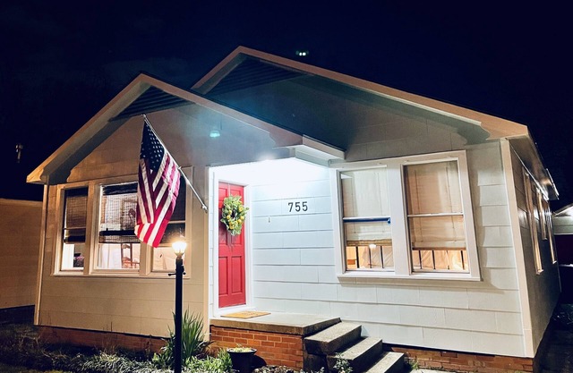 The Capitol Cottage -perfect for any stay in Baton Rouge! 2BR location location