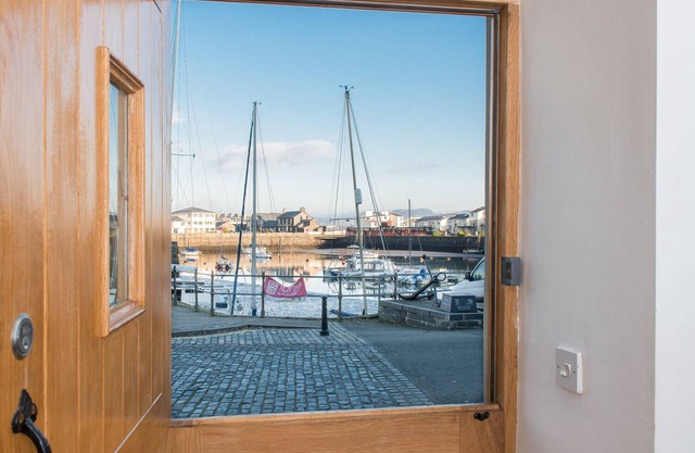 THE CAPTAIN'S BANK, pet friendly, with a garden in Porthmadog