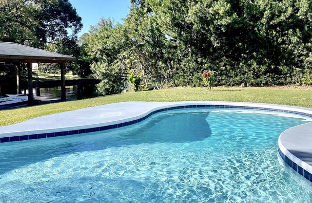 The Catalina Lakeside Cottage - A Waterfront Pool Home