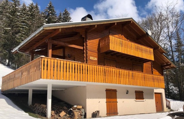 The Chalet, Spacious 12 person chalet, Portes du Soleil, 5 minutes from the ski slopes, 15 minutes