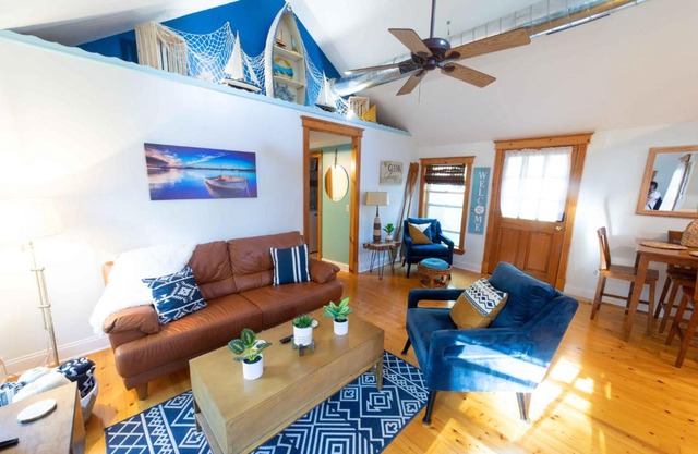 The charming Glenn Cottage! Walk to Lake Michigan!