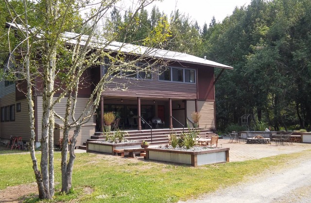 The Chetco River Inn-SECLUDED River Frontage-36 acres-Swim,Fish,Family Fun