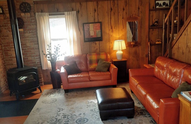 The Chirpy Chalet Cozy & Private Great WiFi No Chores! No Cleaning Fees!