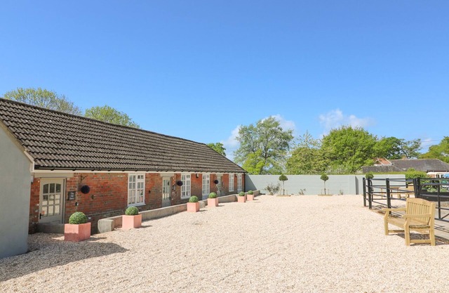 THE CIDER PRESS, MOTCOMBE, SHAFTESBURY, pet friendly in Motcombe