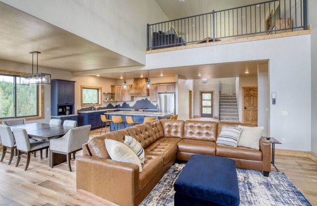 The Cliffhanger - Gorgeous views! Indoor Outdoor Fireplace and Hot tub!