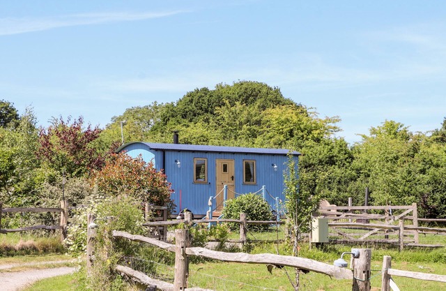 THE CLYDES, pet friendly, character holiday cottage in St Asaph