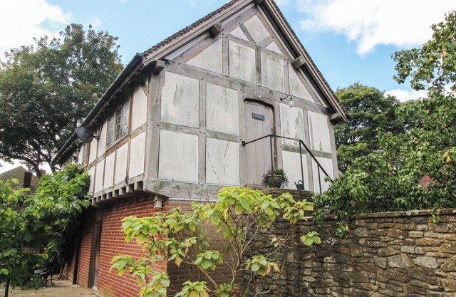 THE COACH HOUSE, romantic, with a garden in Little Stretton