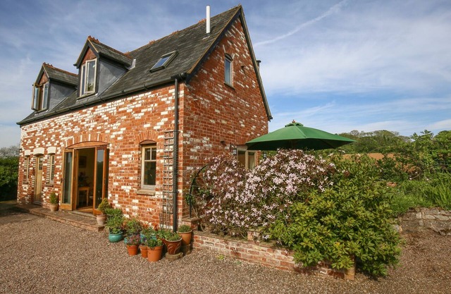 THE COACH HOUSE, family friendly, with pool in Lympstone
