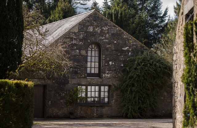 THE COACH HOUSE, pet friendly, character holiday cottage in Pwllheli