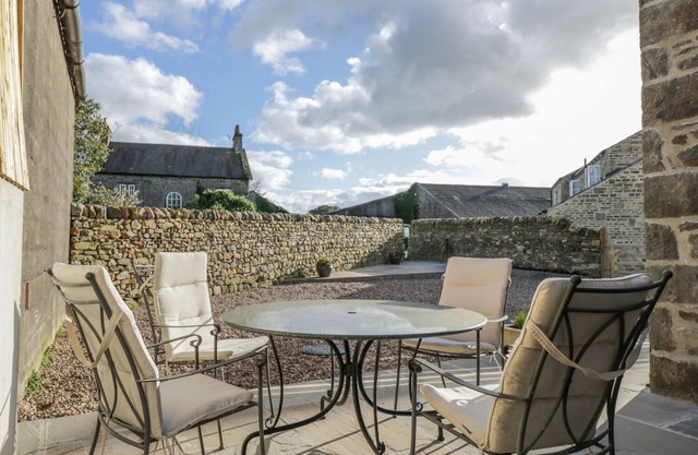 THE COACH HOUSE, pet friendly, character holiday cottage in Rathmell