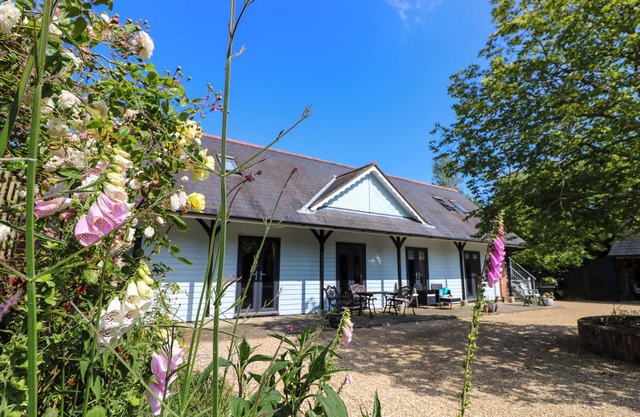 THE COACH HOUSE, pet friendly, with a garden in Wootton Bridge