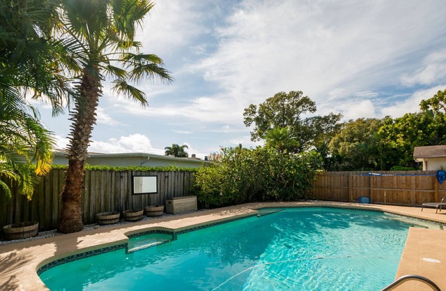 The Coastal Cutie! Pool, Hot Tub, 5-10 Mins to Beautiful Gulf Beaches!
