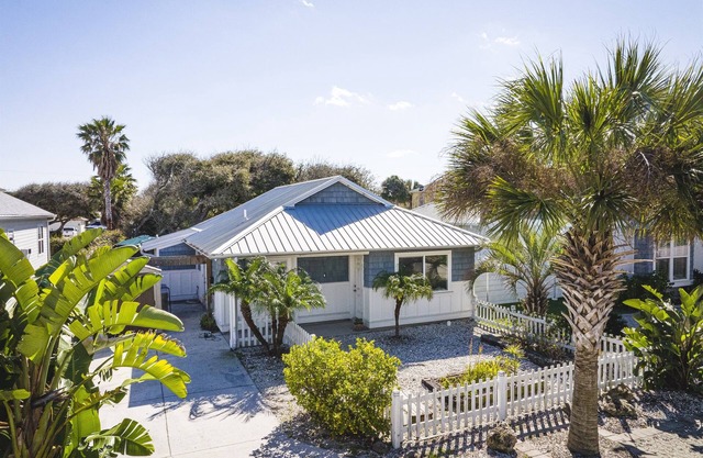 The Coconut Cottage. Hot Tub. Walk To Beach