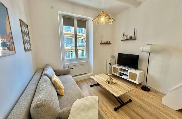 The Cocoon of Vieux Port -place aux Huiles/Estienne d'Orves