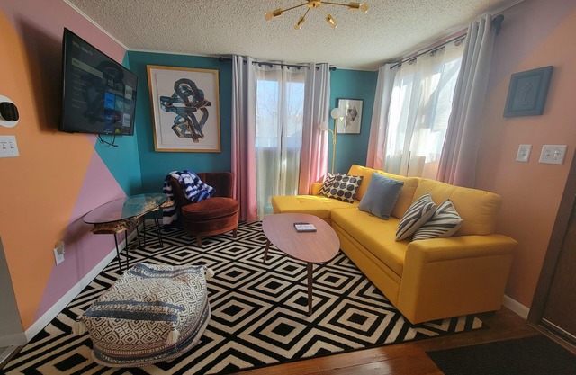 The Color House/2 Bed, 2 Ba, 1 mi to Mayo Clinic, No Stairs to Entry