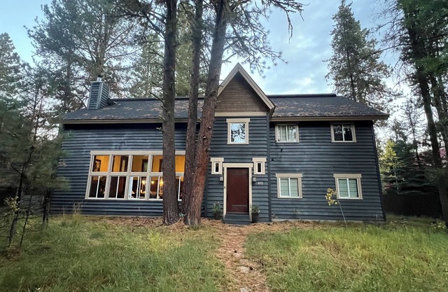 The Conifer Lodge in heart of Mccall. Central location for large gatherings!