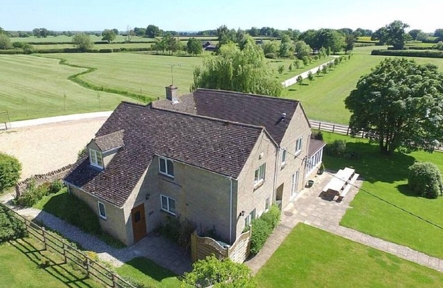 The Cotswold Manor Lodge, Exclusive Hot Tub, Games Barn, 70 acres of Parkland