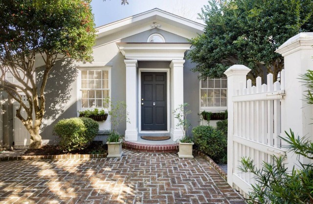 The Cottage at Saint Philip Square, One Block to King, Charming Private Hideaway