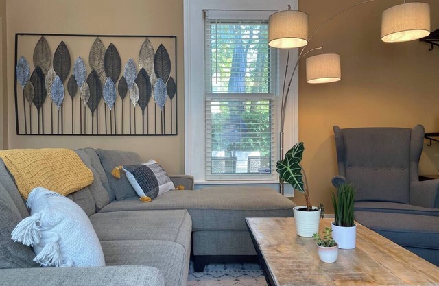 The Cottage | Parking + Private Patio + Fast WiFi
