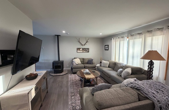 The Cowboy Corral. 3 Bedroom Centrally Located Home with a Mountain View.