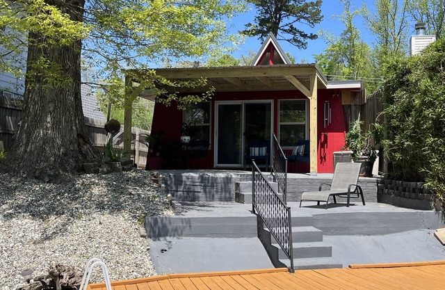 The Cozy Cabin Lake Hamilton~ Booking now for Hot Springs amazing fall foliage