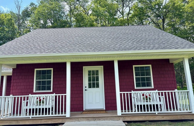 The Cozy Cardinal: Country Cottage with 2 Bedrooms, 1 Bedroom, Heat and AC