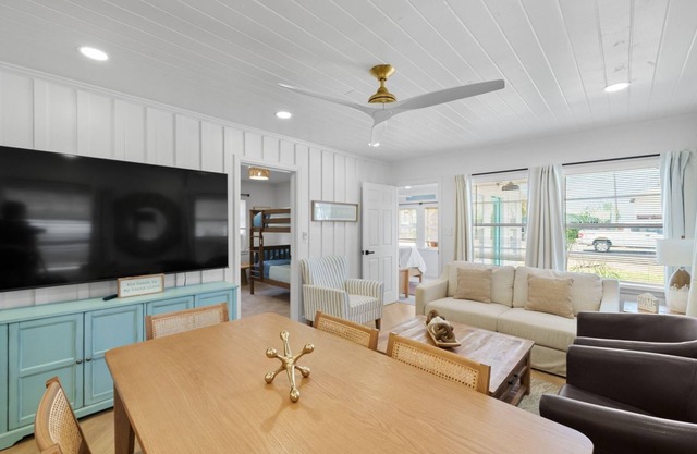 The cutest classic beach cottage/totally restored/steps to the beach! 5br 2ba!