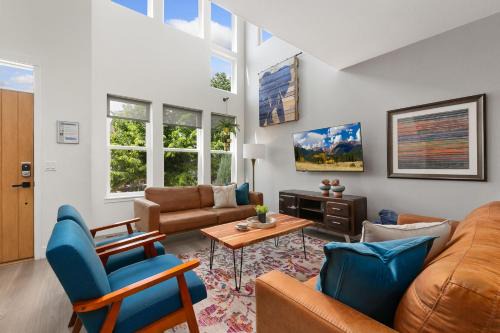 The Cycle Haus Rooftop Deck with Hot Tub and Views