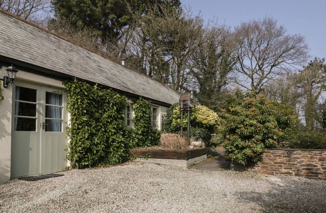 THE DAIRY, pet friendly, character holiday cottage in Summercourt