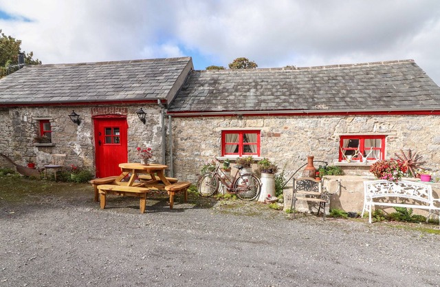 THE DAIRY, with open fire in Ardfinnan, County Tipperary