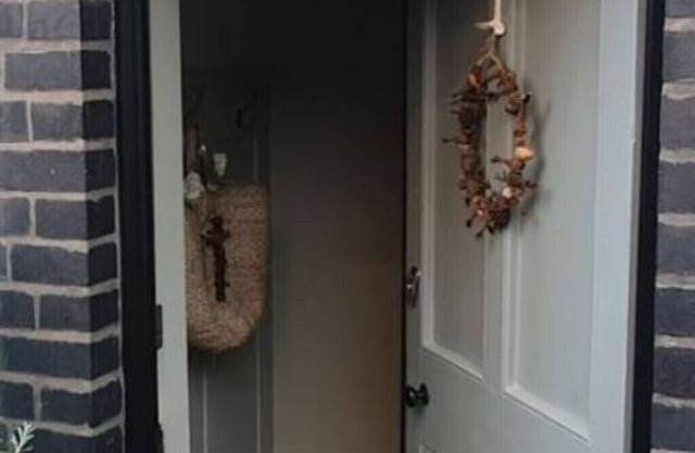'The Den' - Central to Malvern - A King Size Bed or Twin Beds + Sofa Bed