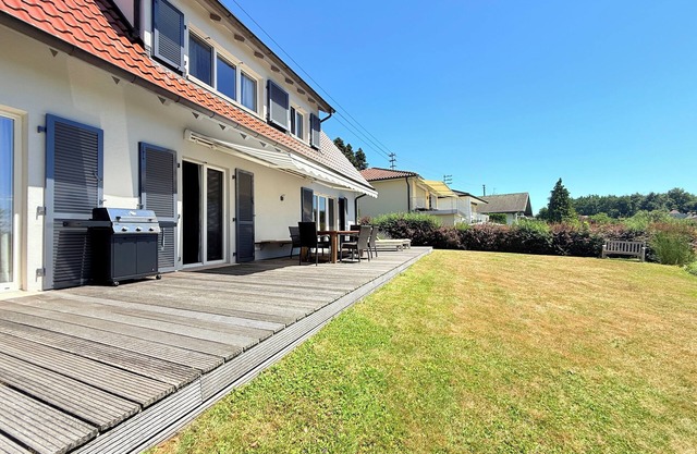 The detached vacation home Sonnendeck in Uhldingen-Mühlhofen offers 160 m² of living space.