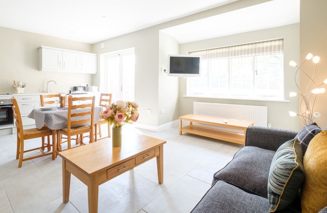 The Dower Cottage - sleeps 4 guests in 2 bedrooms
