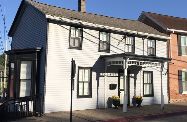 The Downtown House - 1820s home steps from Main Street in downtown Galena