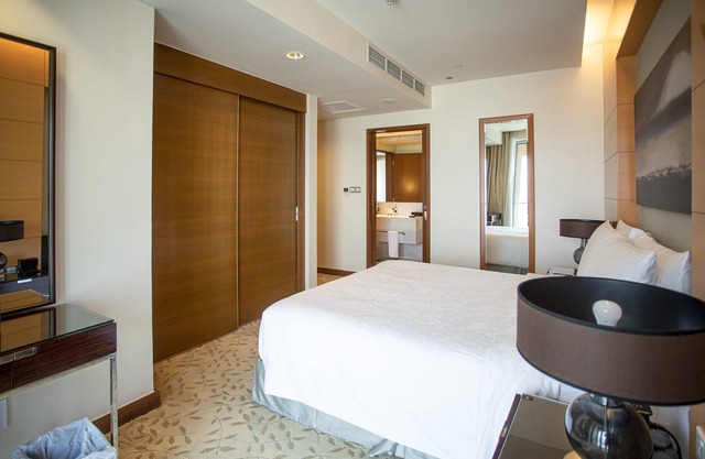 The Dubai Mall Luxury 1B Balcony Kempinski side