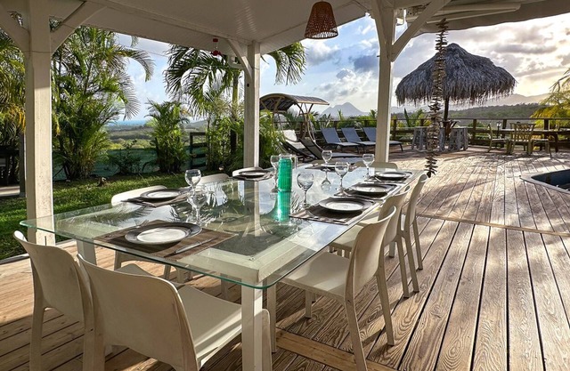 The elegant Villa Cocoon * and its bungalow with superb 180 ° sea views