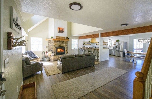 The Elk Chateau | Luxury Cloudcroft Cabin w/Theater 🎬 Arcade & Stunning Views