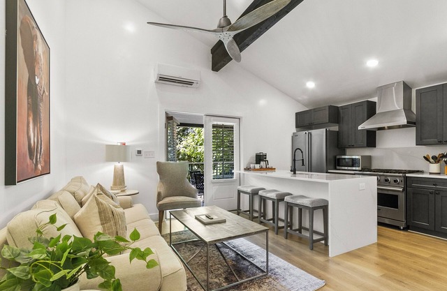 The Ellen Downtown Condo | Host Gatherings | Walk to Stadium