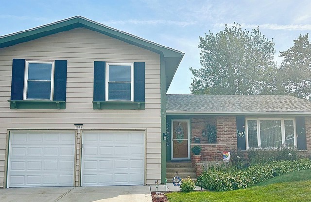 "The Estates" 2 PRIVATE BEDROOMS in our Home, Hot Tub/Bathrooms & More